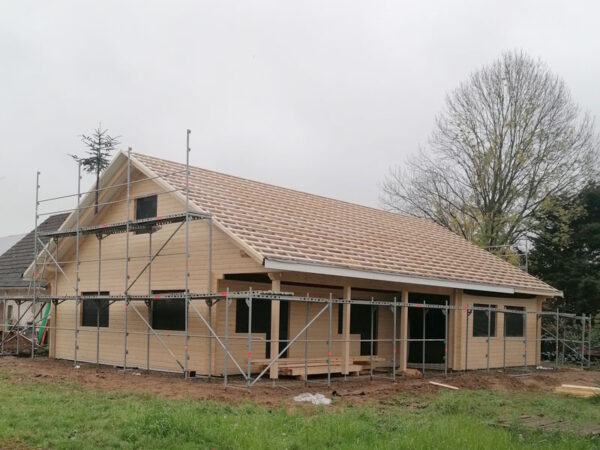 Blockbohlenhaus fertig zum Eindecken