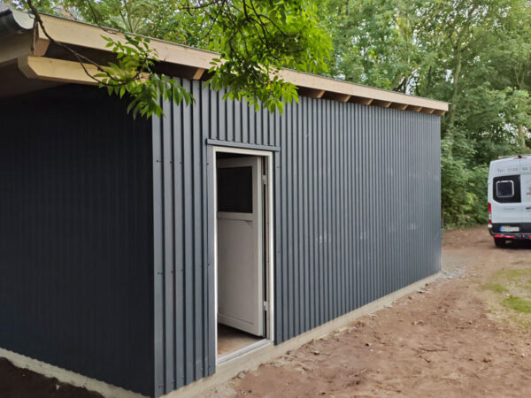 Carport mit Blechfassade
