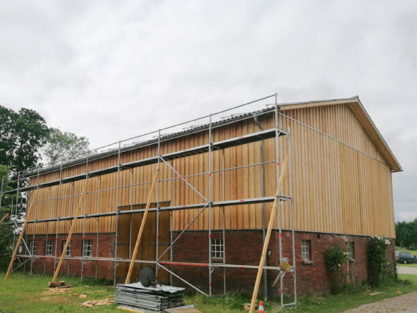 Holzfassade einer alten Scheune nach der Erneuerung