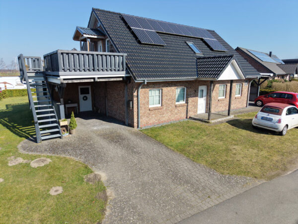 Ansicht mit PV, Vordach und Terrasse