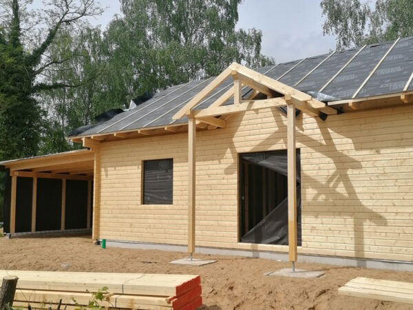 Blockbohlenhaus mit Eingangsüberdachung