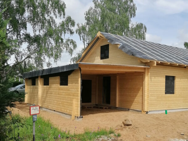 Blockbohlenhaus mit Carport mit Abstellraum