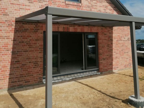 Terrassenüberdachung aus Glas und Aluminium