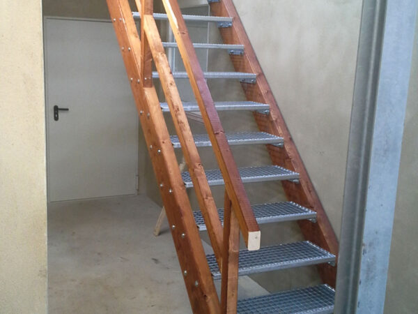 Stalltreppe mit Eisenstufen und Holzwangen